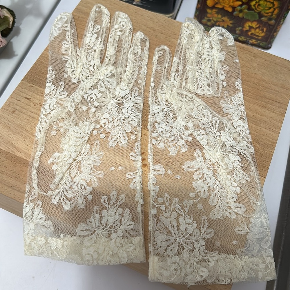 Elegant Vintage Lace Gloves in Cream (and Bridal)